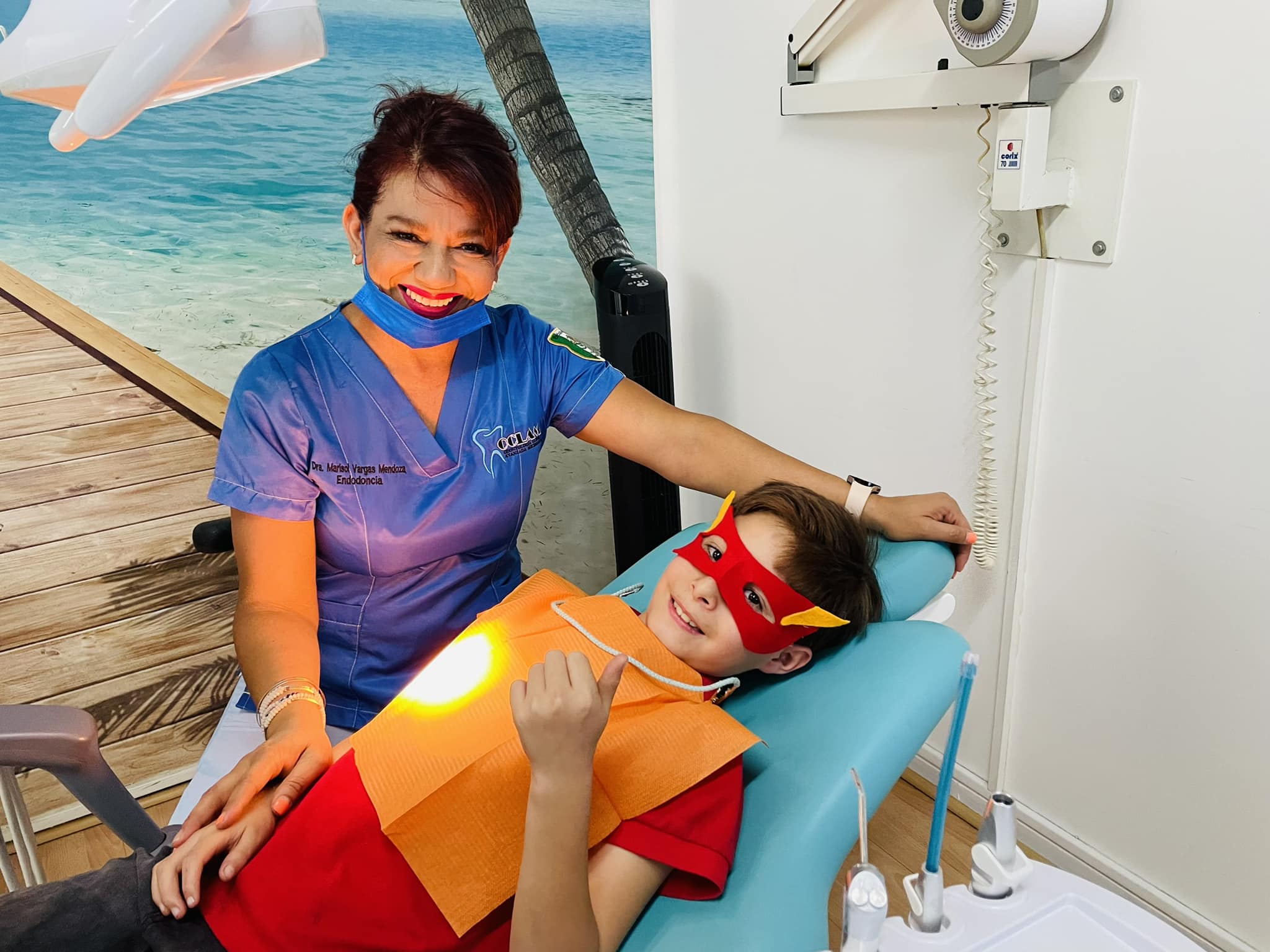 Doctora atendiendo a un paciente infantil en el consultorio