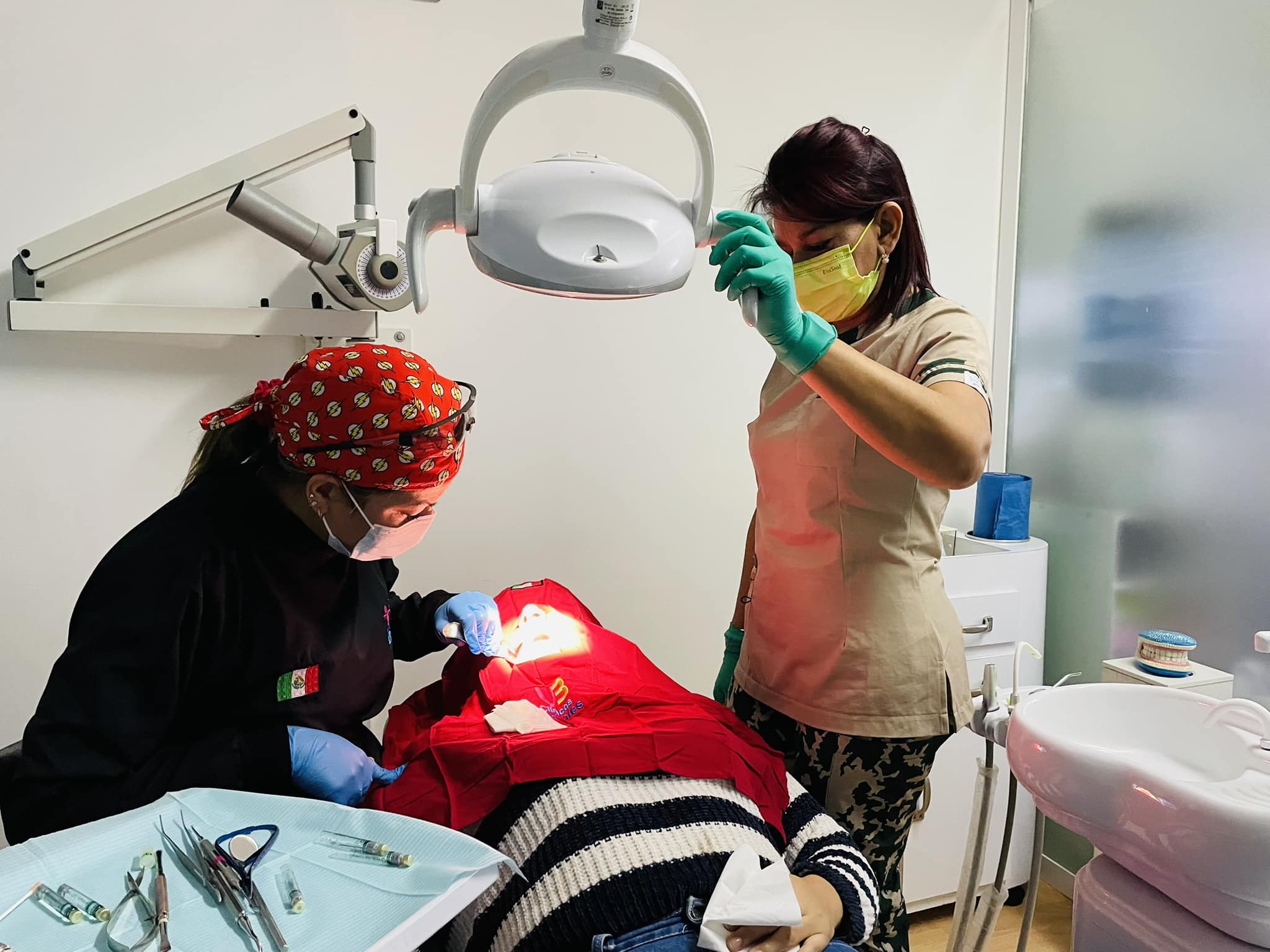 Procedimiento odontológico con iluminación clínica y equipo profesional