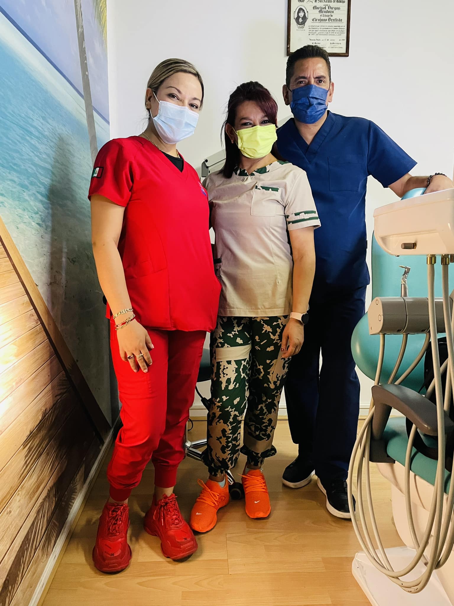 Equipo clínico del Centro Odontológico Integral en el consultorio