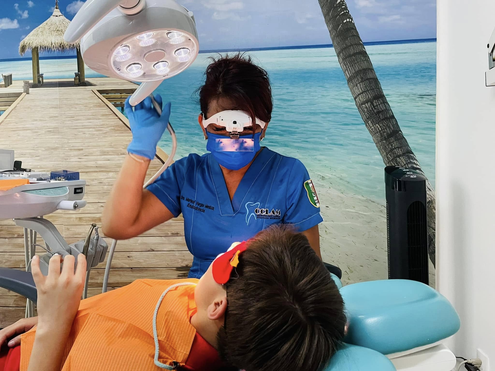 Doctora atendiendo a un paciente infantil en el consultorio