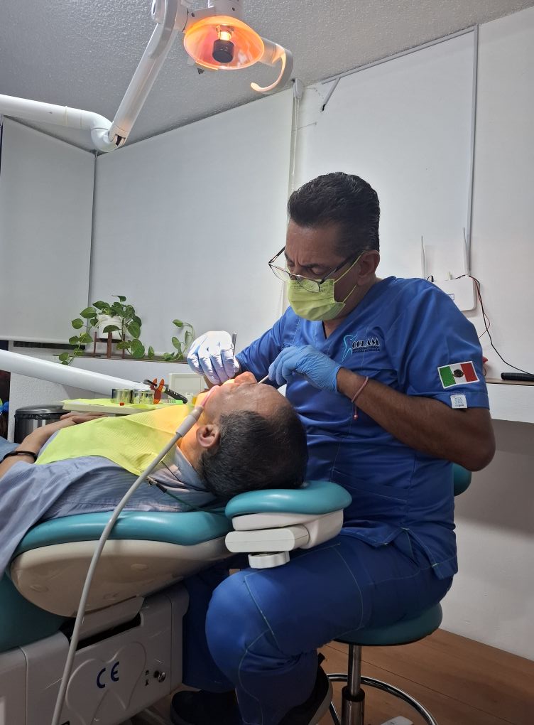 Doctor atendiendo a un paciente en el consultorio dental